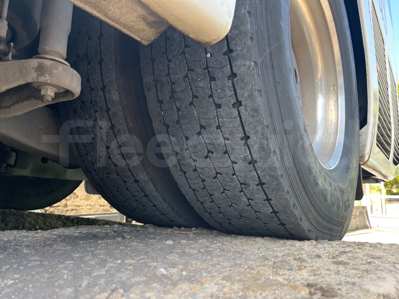 Iveco Magelys SFR210 - tread condition second axle tires left