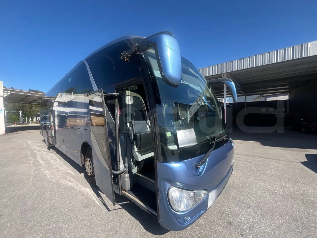 Man 18.440 HOCL E4-ERA - EUR5 - 324kW-13.145m - 3/4 right front doors open