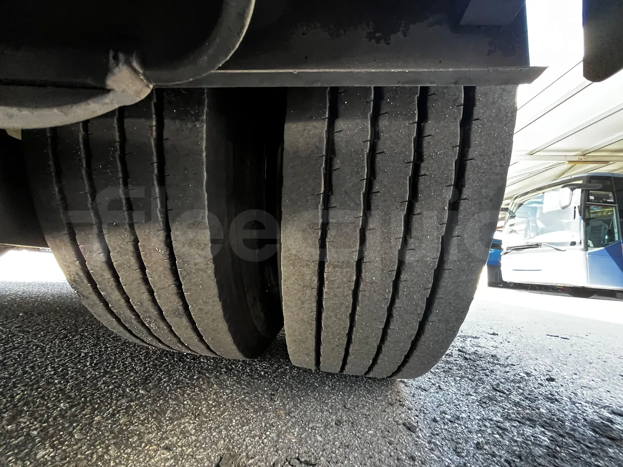 Man 18.440 HOCL E4-ERA - EUR5 - 324kW-13.145m - tread condition front tires left