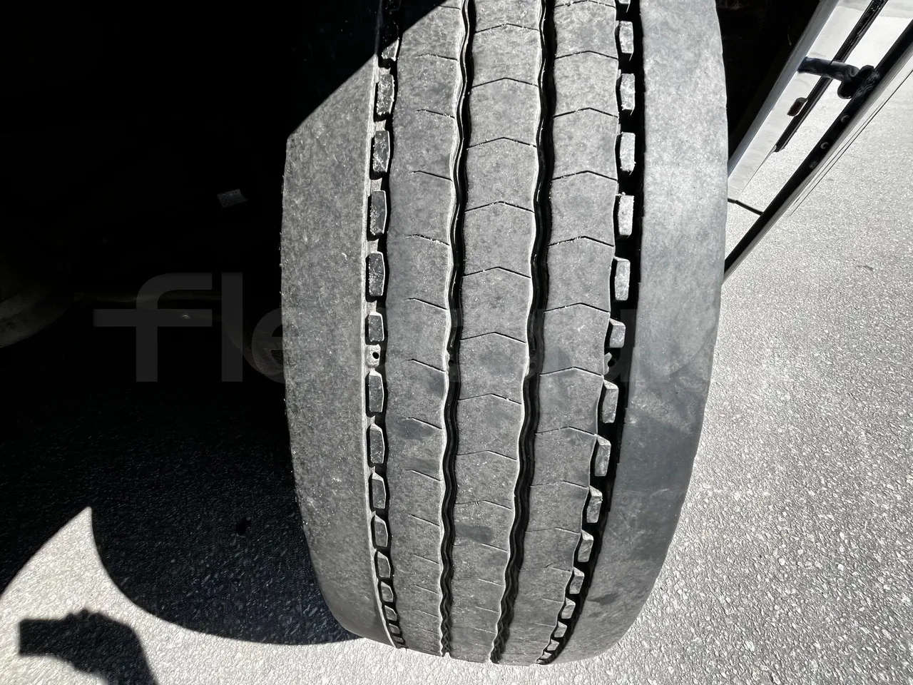 Man 18.440 HOCL E4-ERA - EUR5 - 324kW-13.145m - rear left tire photo