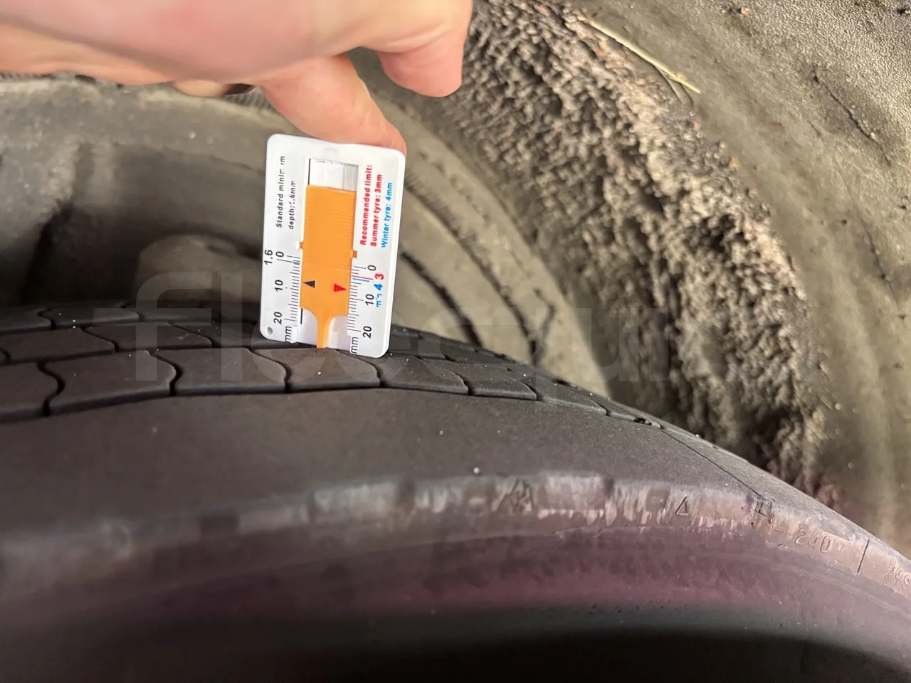 Mercedes-Benz Citaro - Second Axle Left Side: Tyre Thickness