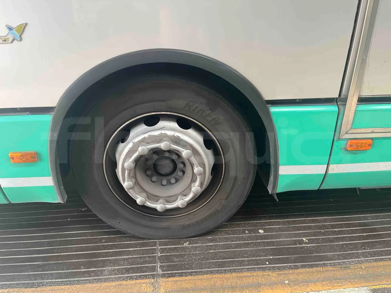 Iveco Citelis - tread condition front tires left