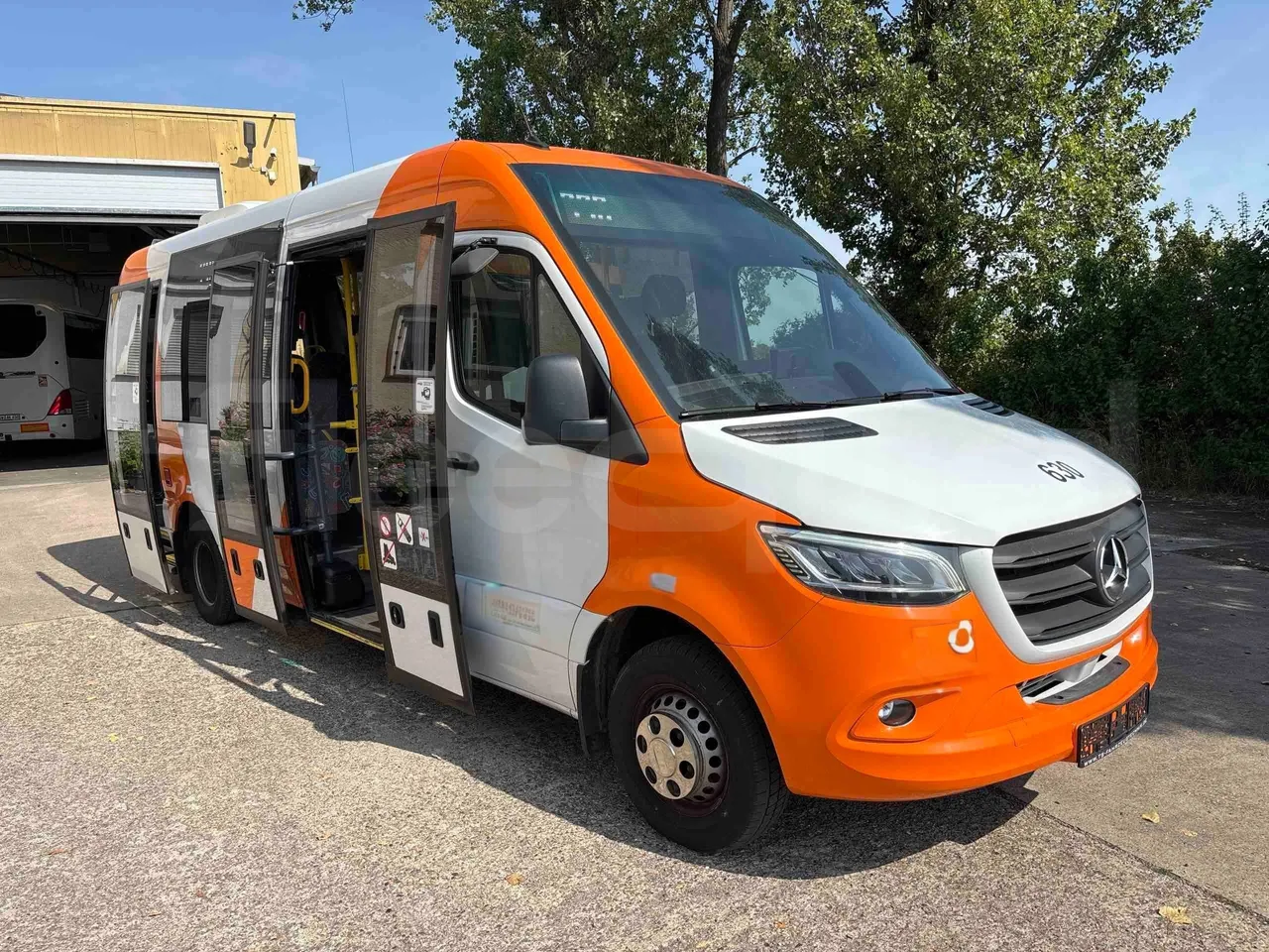 Mercedes-Benz Sprinter - 3/4 right front doors open