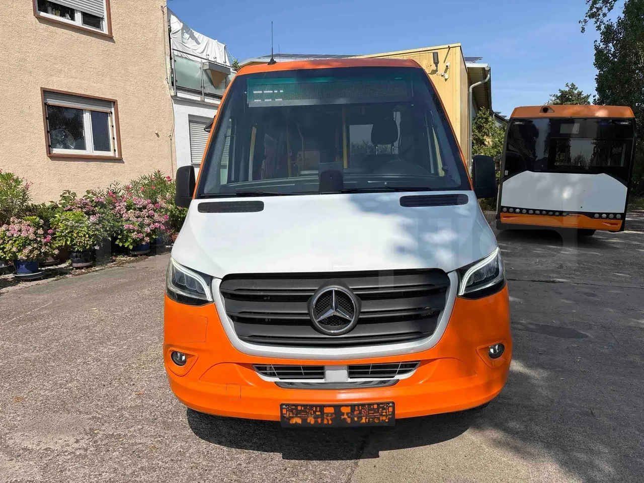 Mercedes-Benz Sprinter - front photo
