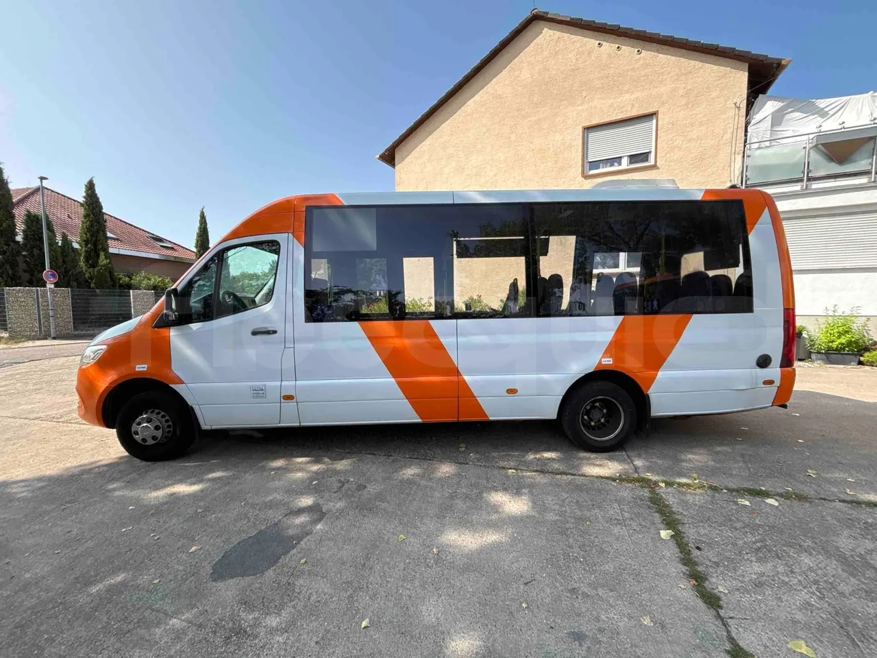 Mercedes-Benz Sprinter - left side photo