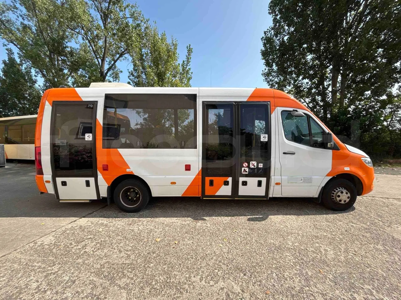 Mercedes-Benz Sprinter - right side doors closed