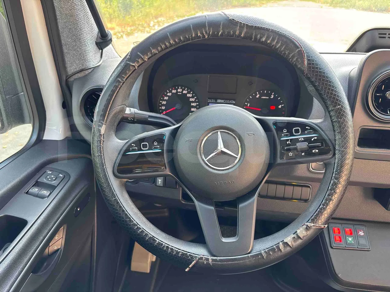 Mercedes-Benz Sprinter - steering wheel photo