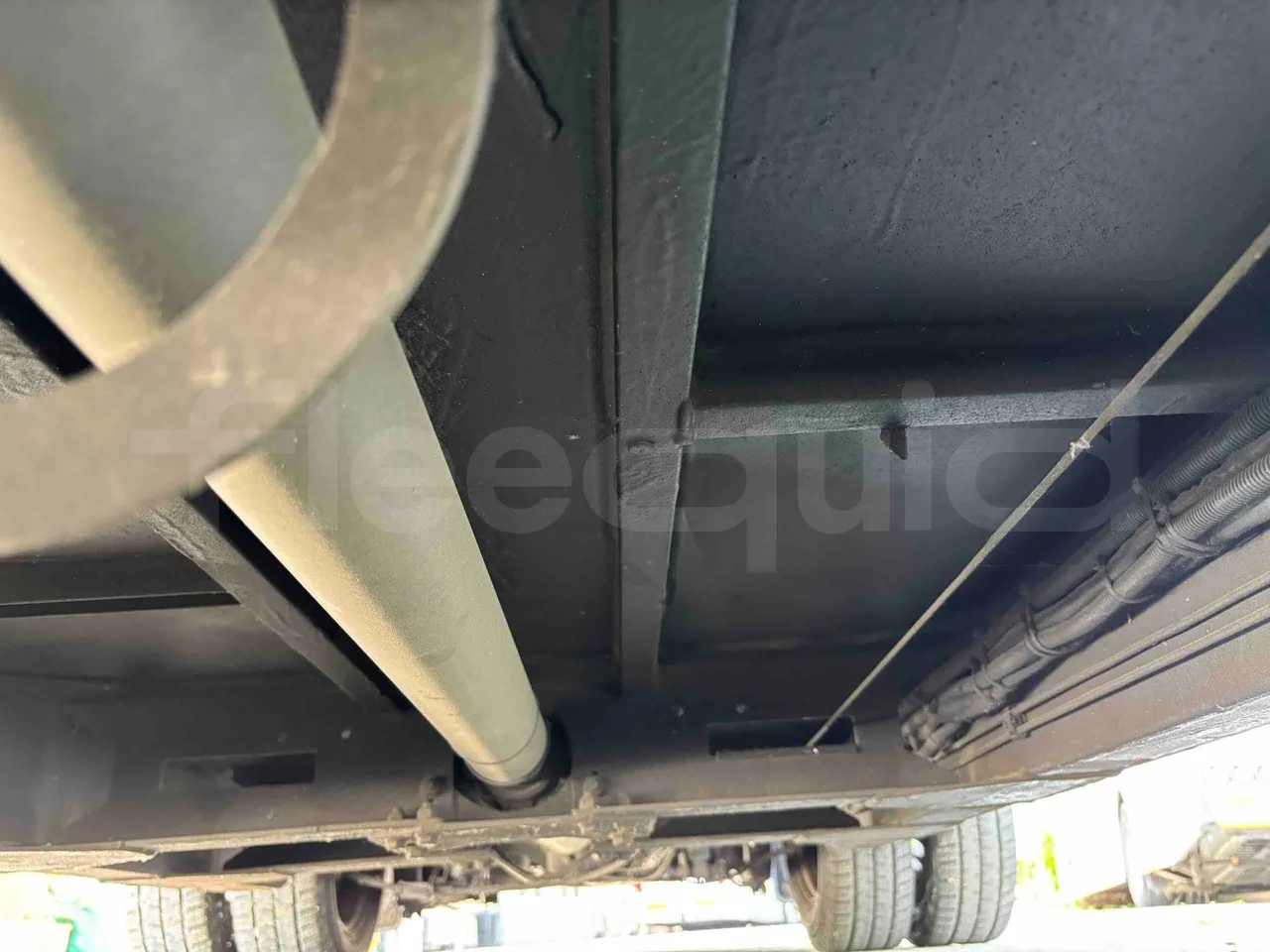 Mercedes-Benz Sprinter - central undercarriage photo