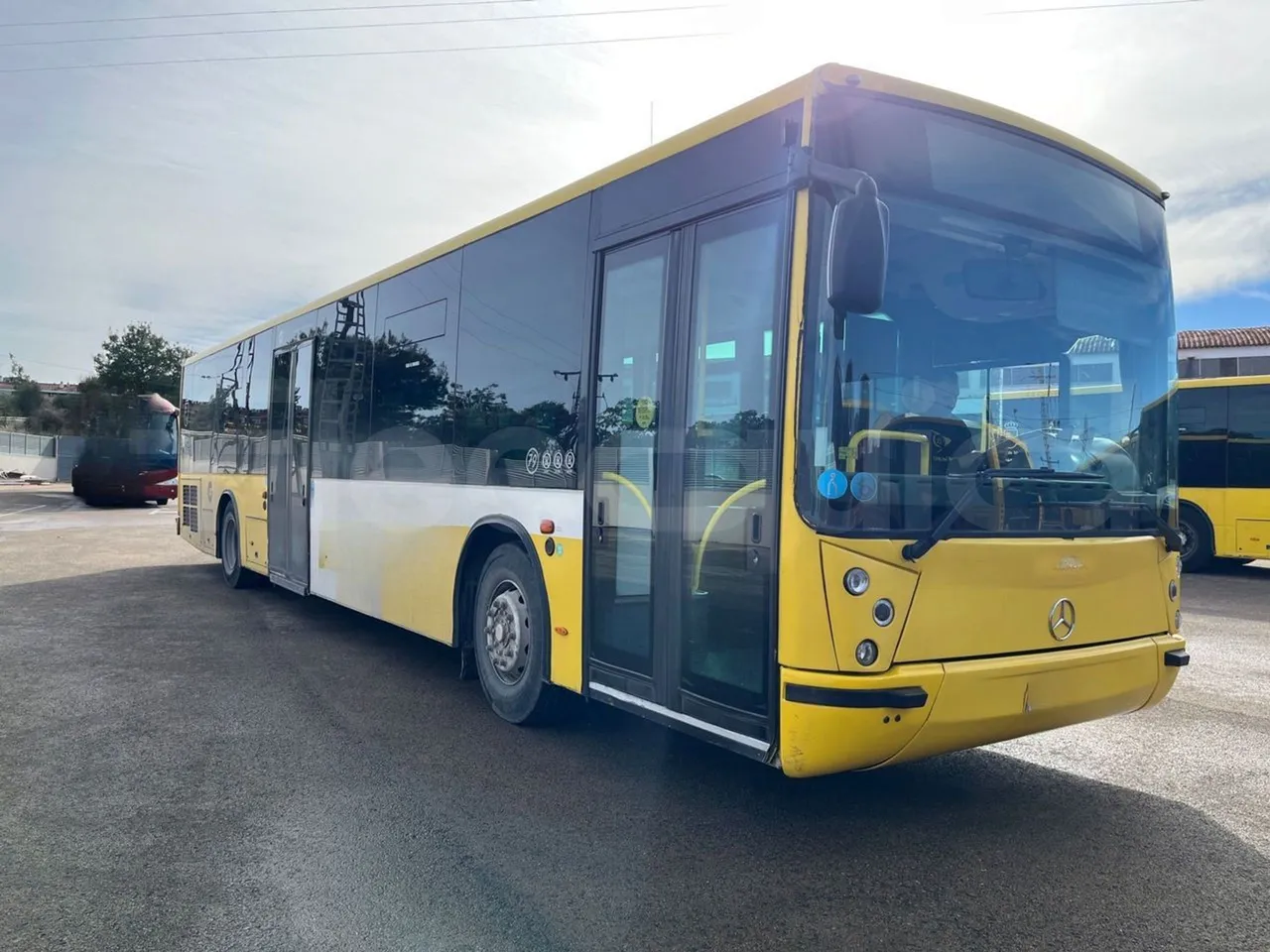 Mercedes-Benz OC500LE 1830H - EUR4 - 220kW - 12.800m - 3/4 front right doors