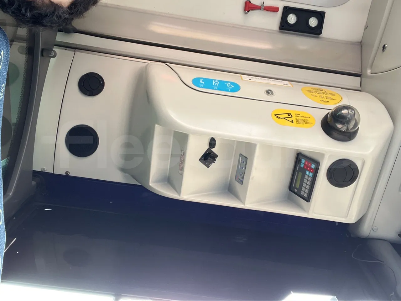 Mercedes-Benz OC500LE 1830H - EUR4 - 220kW - 12.800m - radio accessories photo