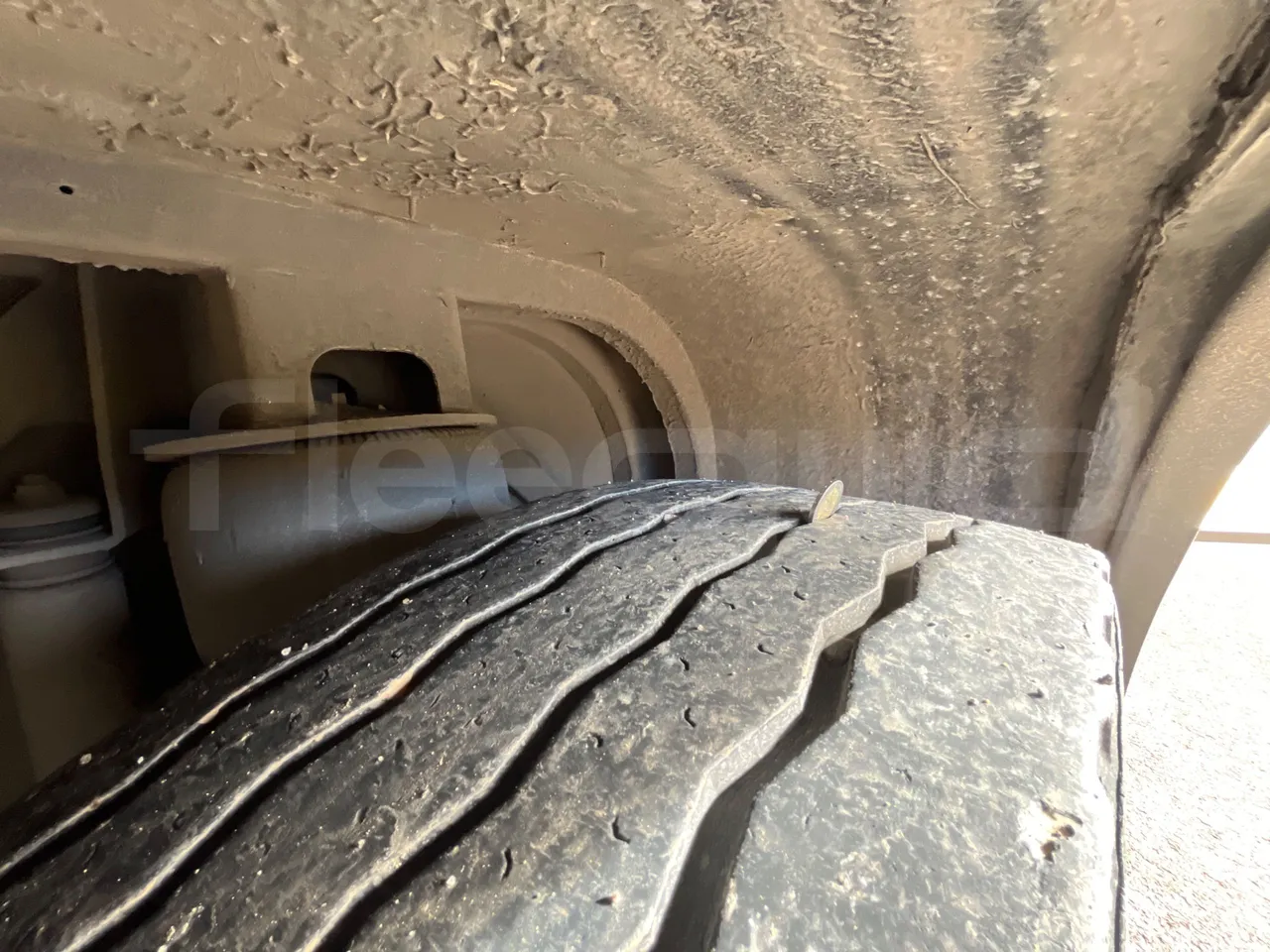 Mercedes-Benz OC500LE 1830H - EUR4 - 220kW - 12.800m - tread condition third axle tires left