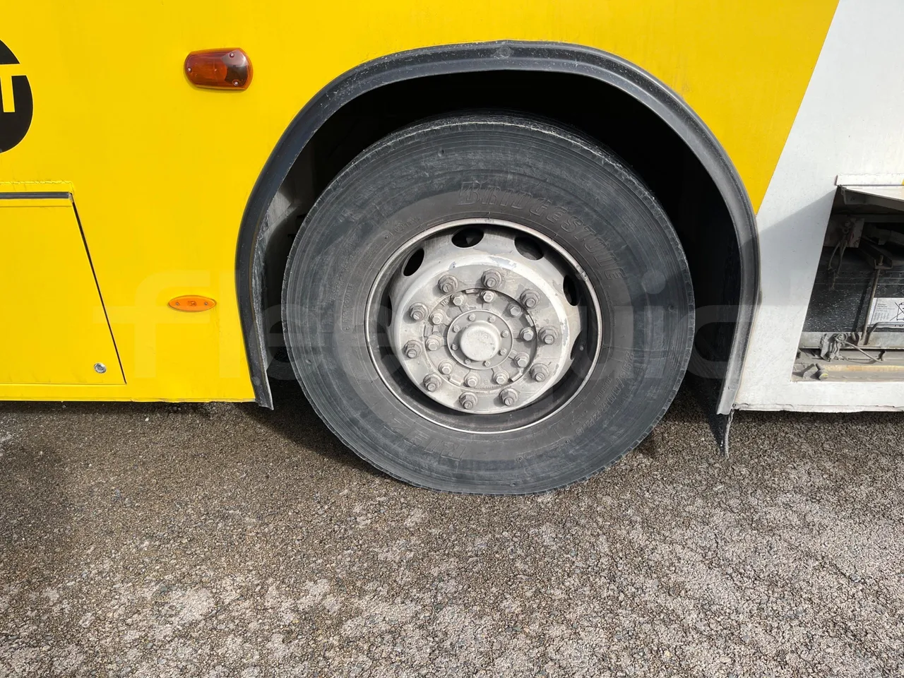 Mercedes-Benz OC500LE 1830H - EUR4 - 220kW - 12.800m - tread condition third axle tires right