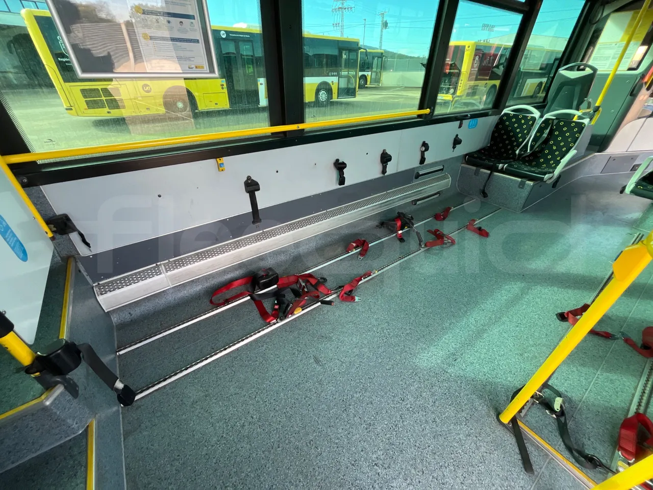 Mercedes-Benz OC500LE 1830H - EUR4 - 220kW - 12.800m - overhead compartments photo