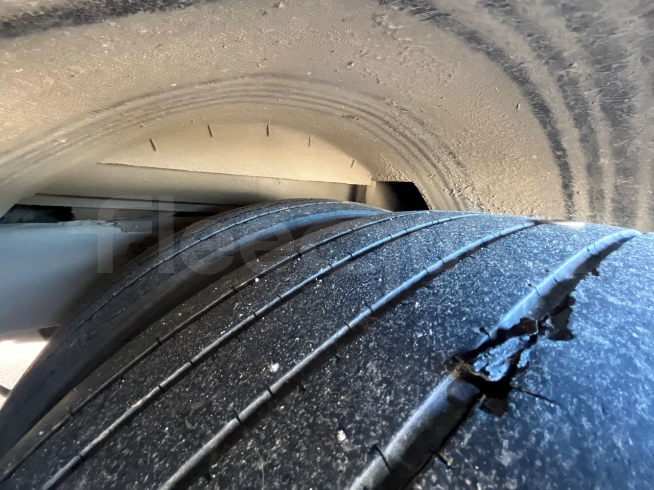 Mercedes-Benz OC500LE 1830H - EUR4 - 220kW - 12.800m - front left tire measurements