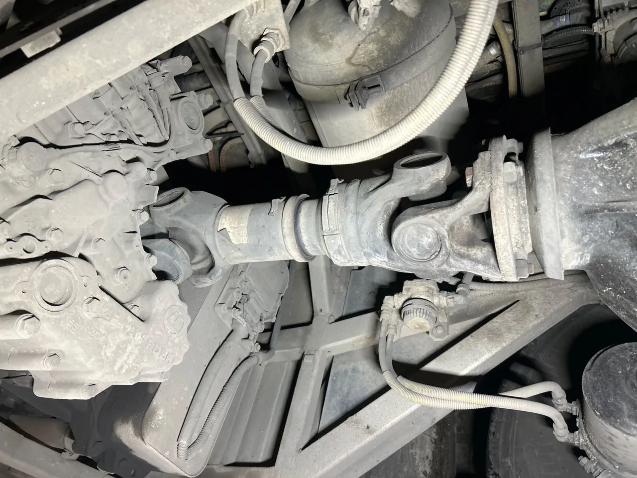 Iveco Magelys SFR2XX QC E8CU - EURO 6 - 294 Kw - 12.830 mt - driveshaft photo