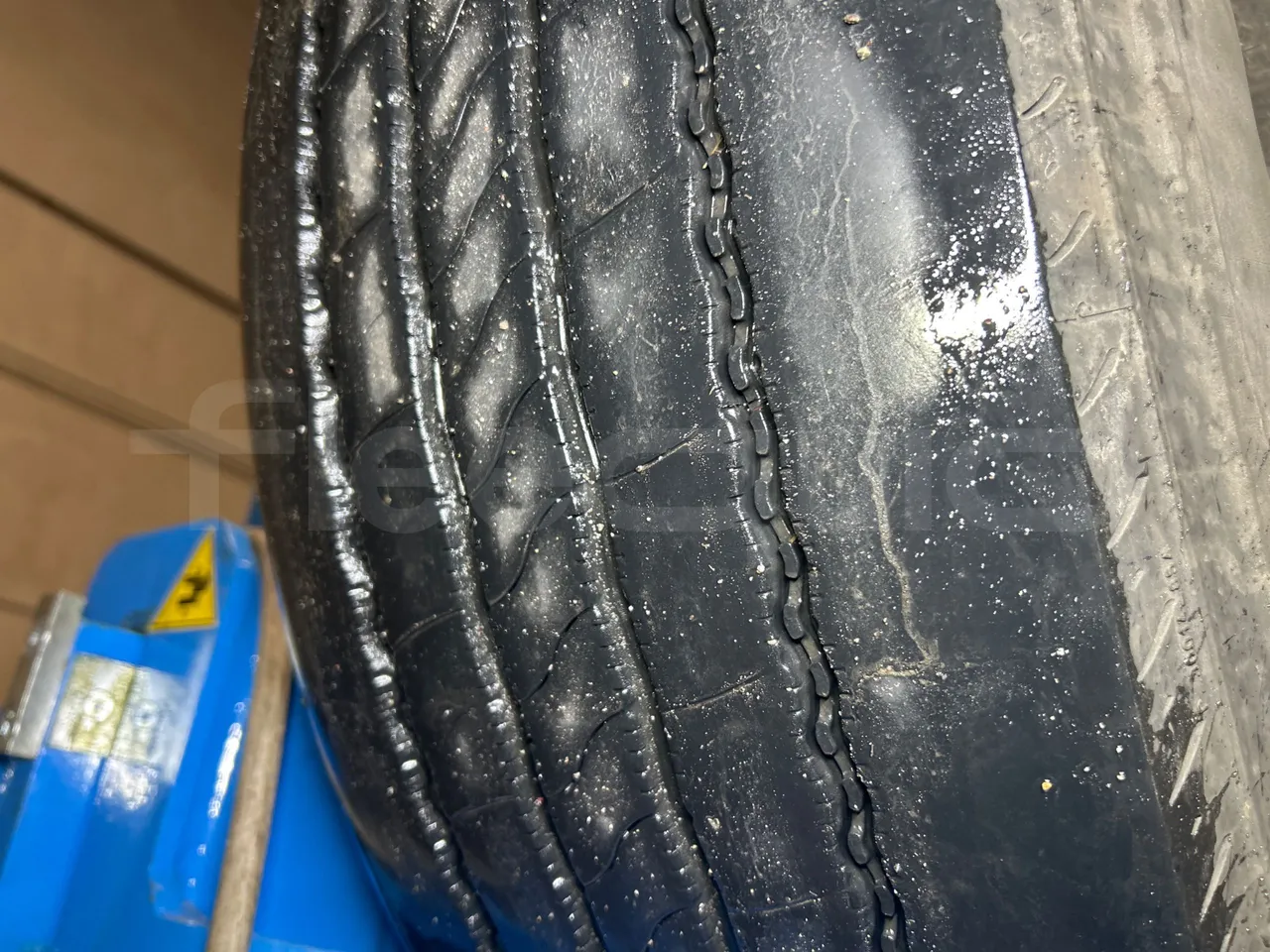Iveco Magelys SFR2XX QC E8CU - EURO 6 - 294 Kw - 12.830 mt - tread condition front tires right