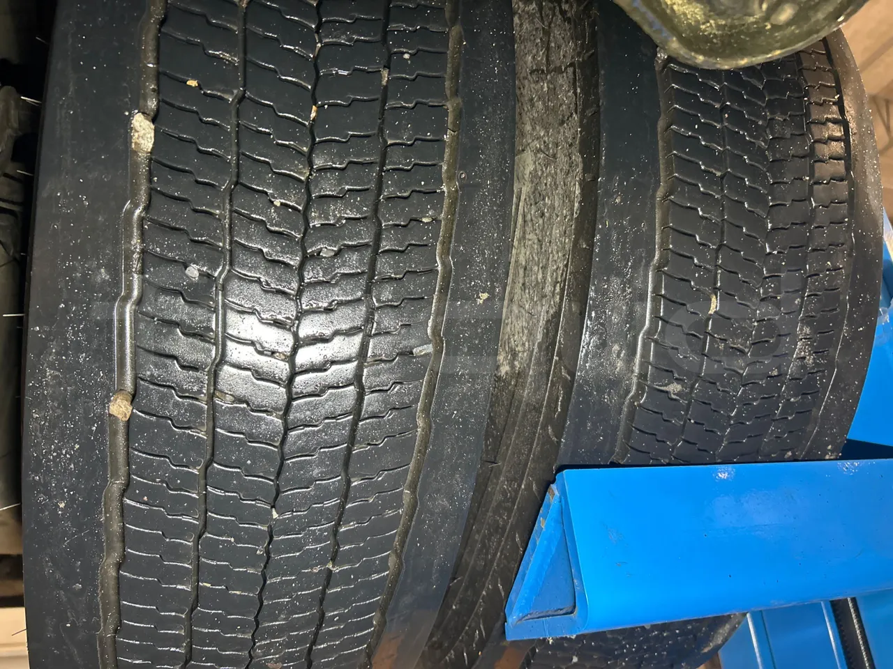 Iveco Magelys SFR2XX QC E8CU - EURO 6 - 294 Kw - 12.830 mt - tread condition second axle tires right