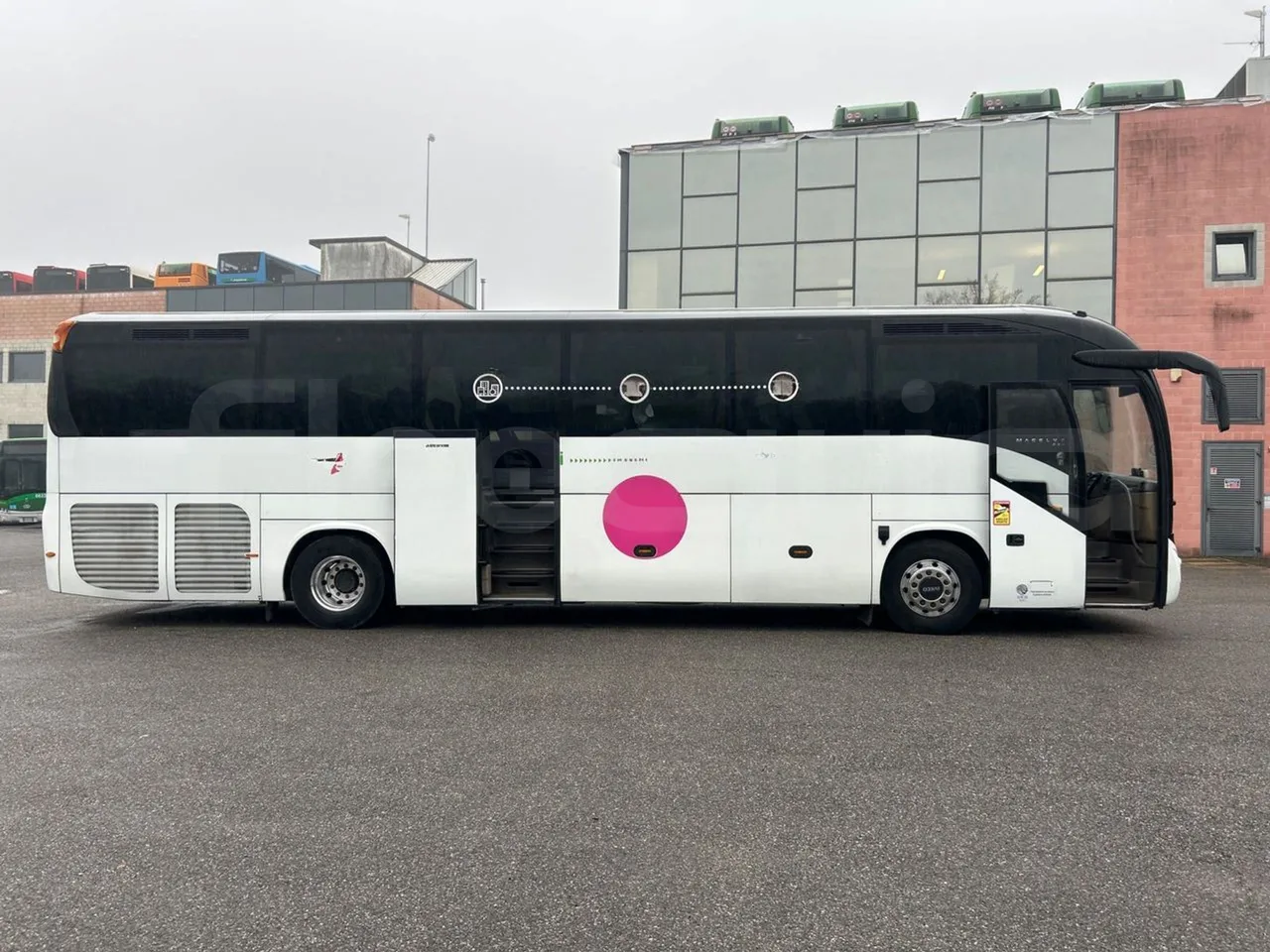 Iveco Magelys SFR2XX QC E8CU - EURO 6 - 294 Kw - 12.830 mt - right side doors open