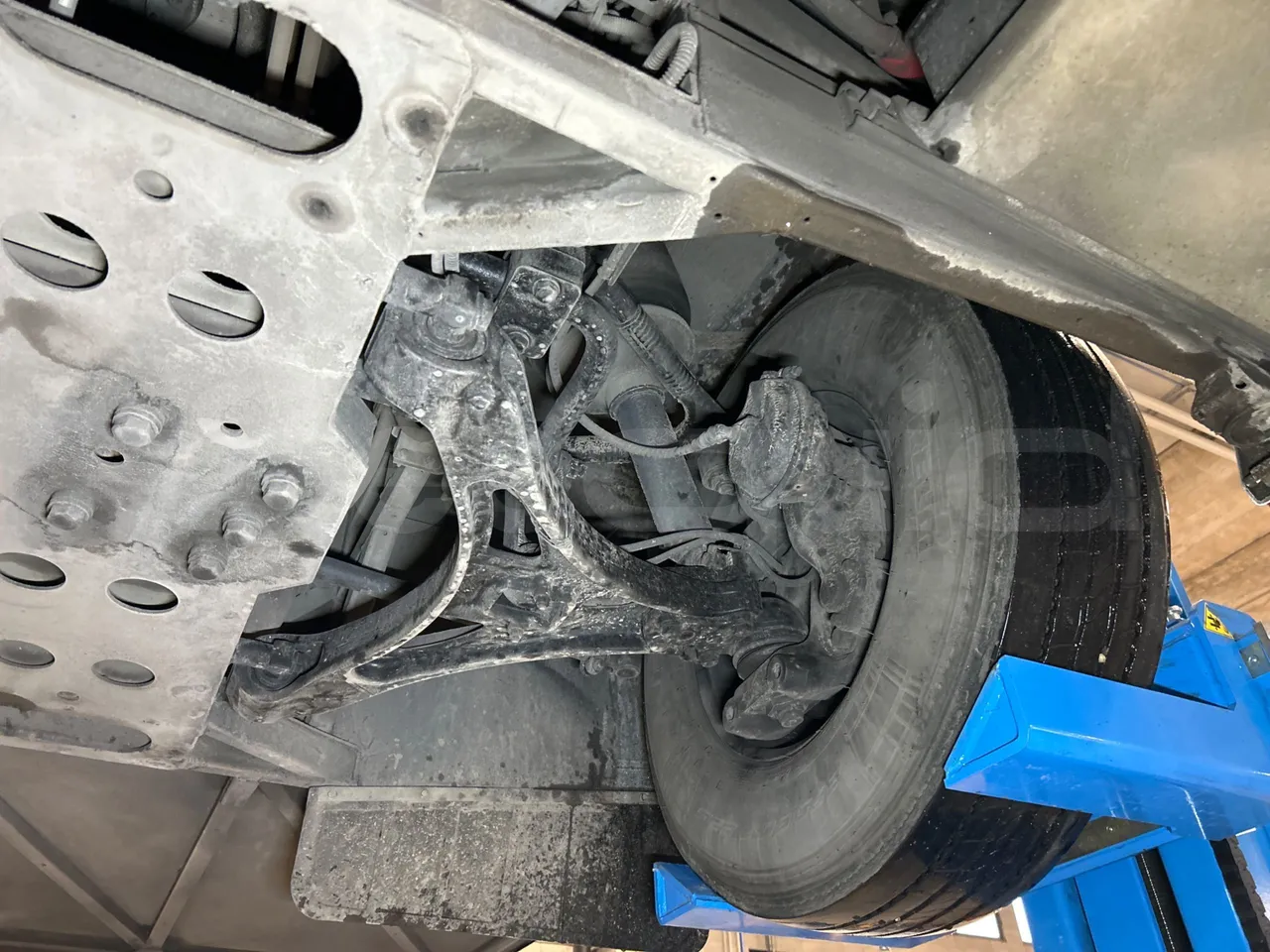 Iveco Magelys SFR2XX QC E8CU - EURO 6 - 294 Kw - 12.830 mt - front axle left side