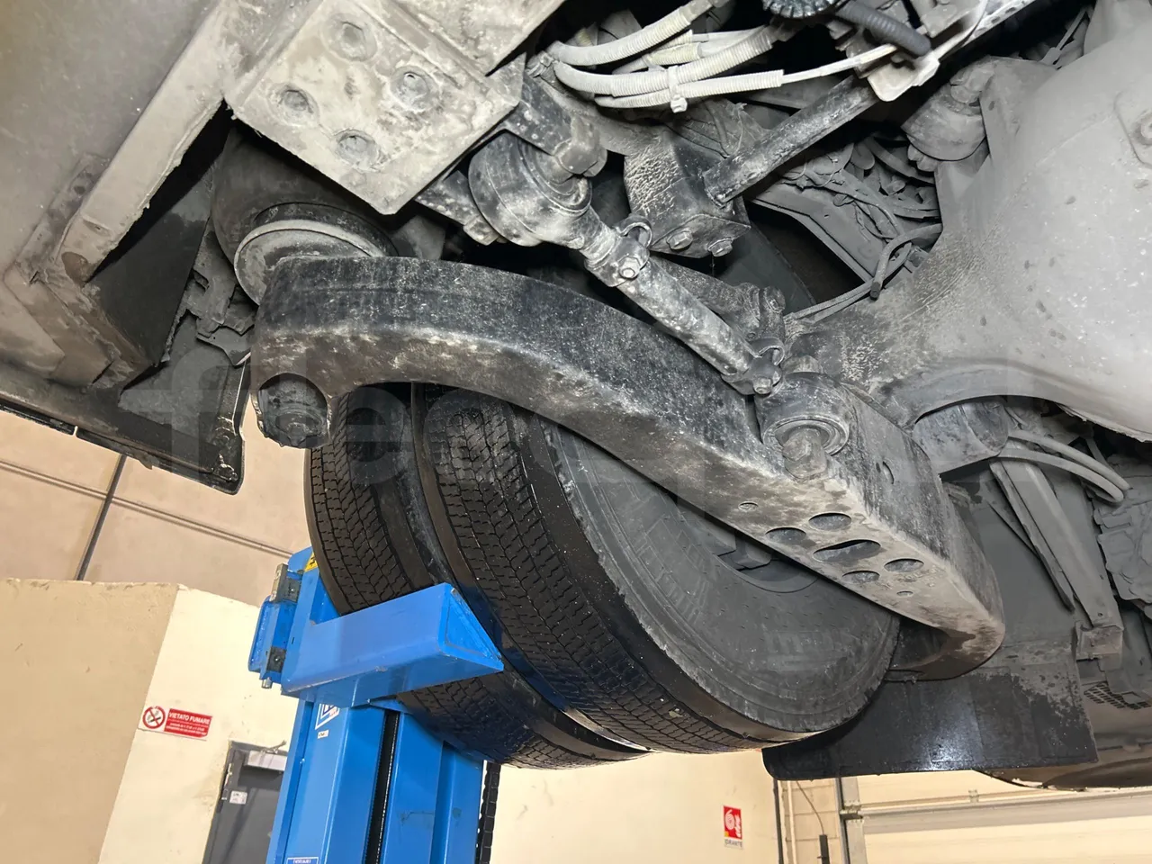 Iveco Magelys SFR2XX QC E8CU - EURO 6 - 294 Kw - 12.830 mt - axle 3 right side