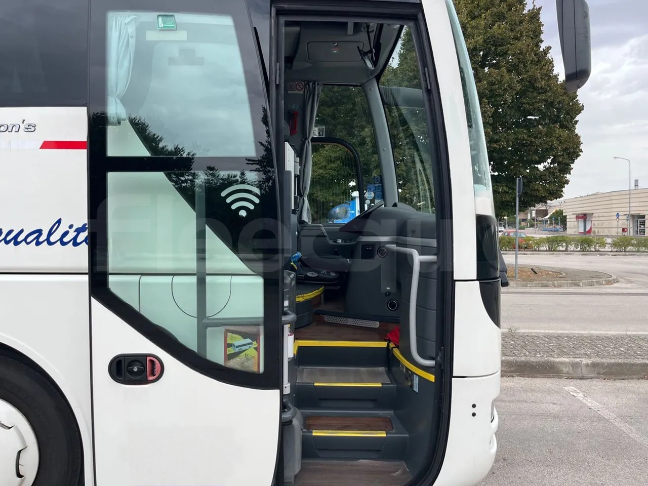 Man Lion's Coach B200746006/ Euro 6 - 338 Kw - 12 Mt - front door 1 open