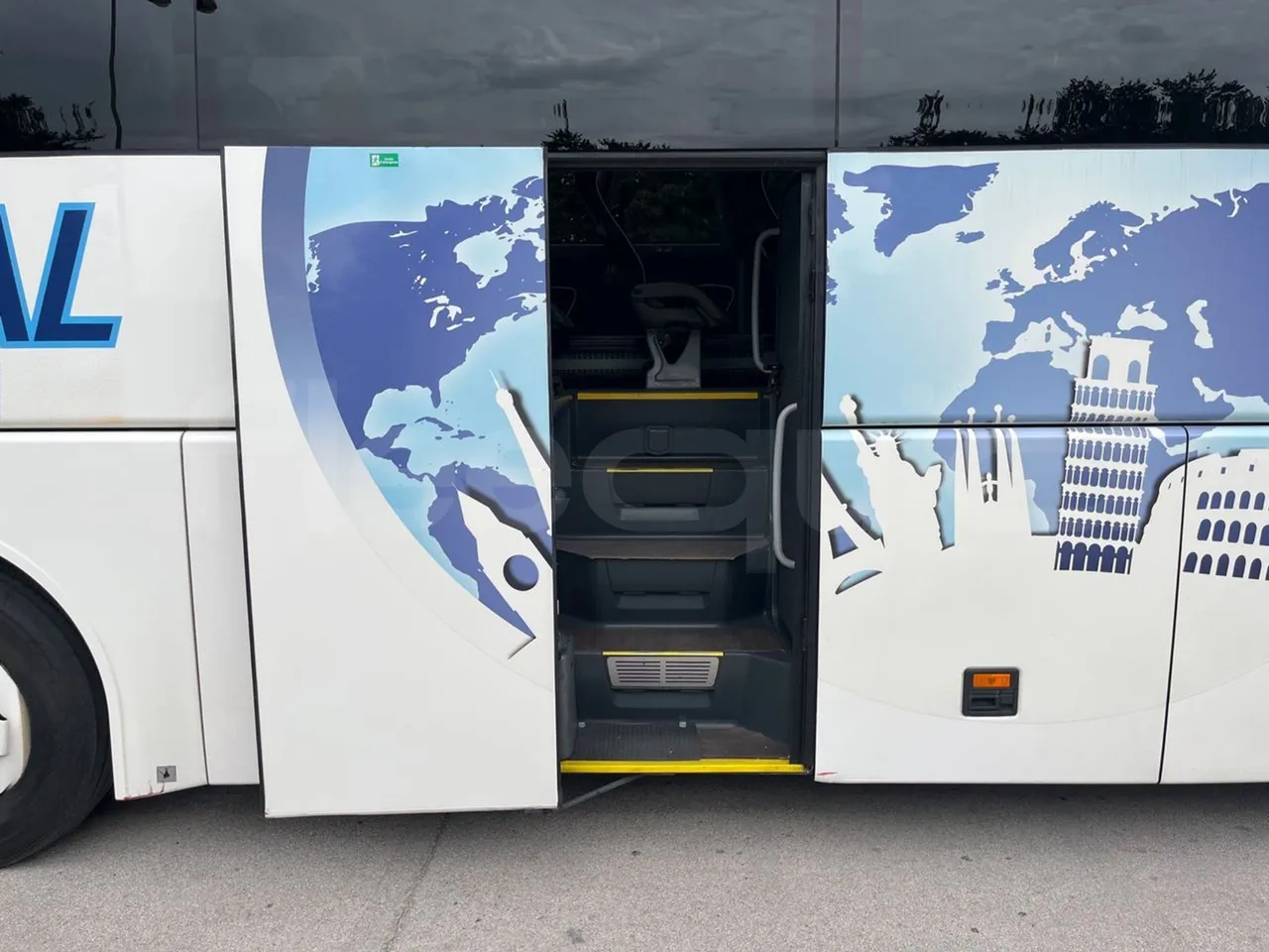 Man Lion's Coach B200746006/ Euro 6 - 338 Kw - 12 Mt - front door 2 open