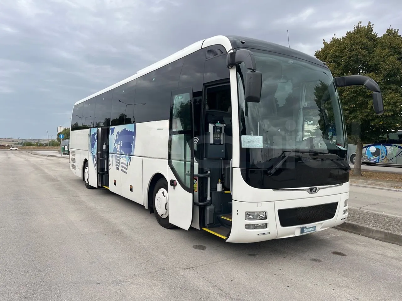 Man Lion's Coach B200746006/ Euro 6 - 338 Kw - 12 Mt - 3/4 right front doors open