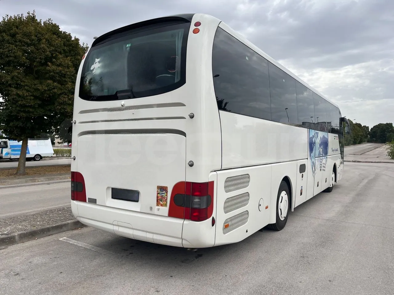 Man Lion's Coach B200746006/ Euro 6 - 338 Kw - 12 Mt - 3/4 right rear doors closed