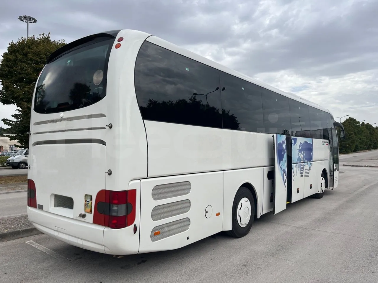 Man Lion's Coach B200746006/ Euro 6 - 338 Kw - 12 Mt - 3/4 right rear doors open