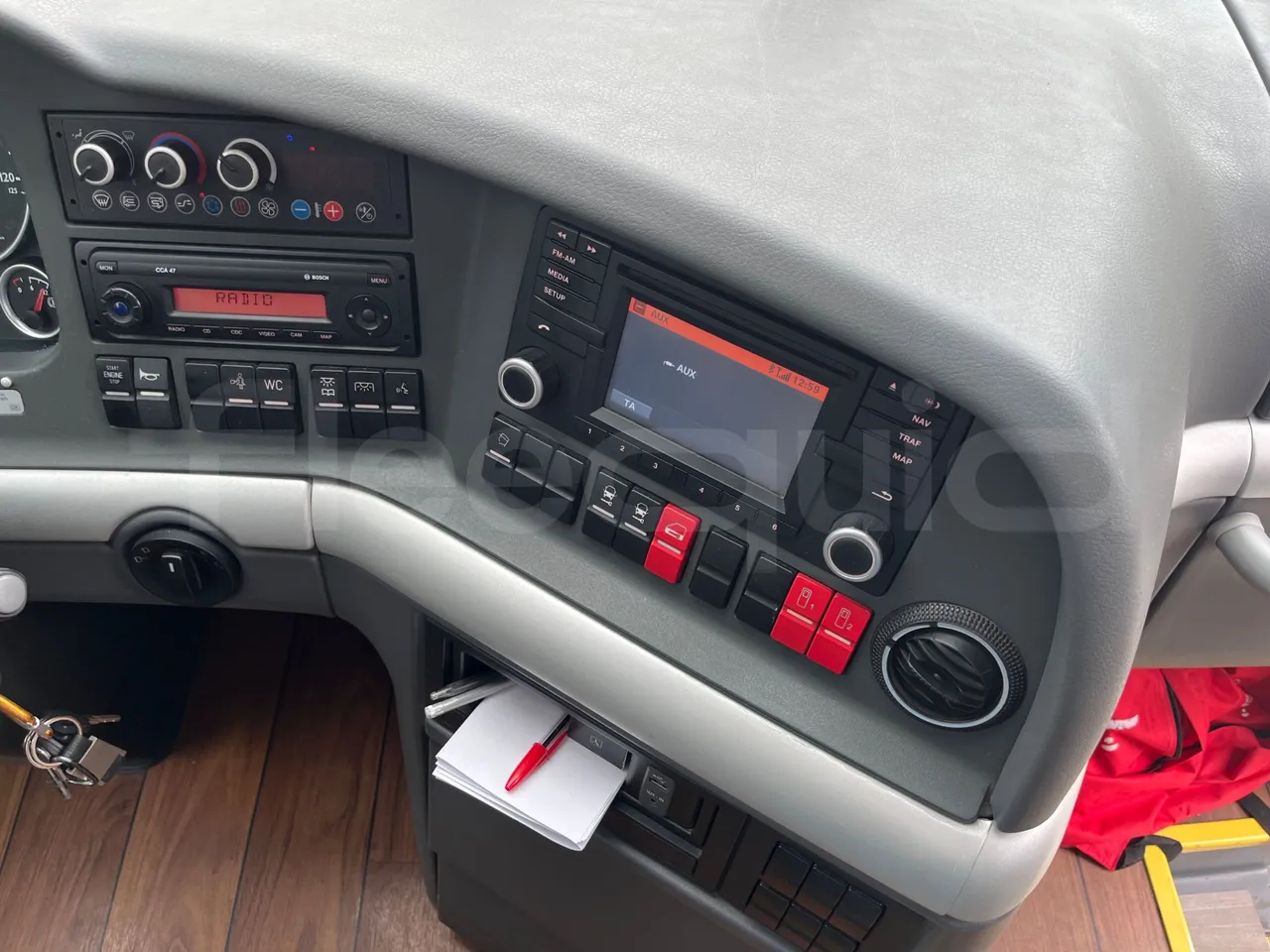 Man Lion's Coach B200746006/ Euro 6 - 338 Kw - 12 Mt - radio accessories photo
