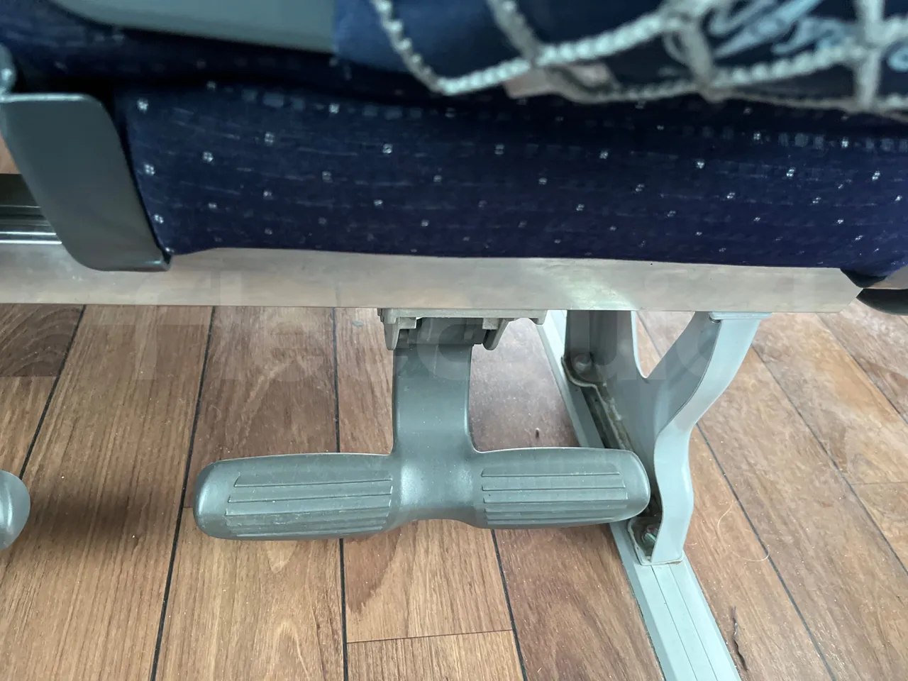 Man Lion's Coach B200746006/ Euro 6 - 338 Kw - 12 Mt - footrest detail photo