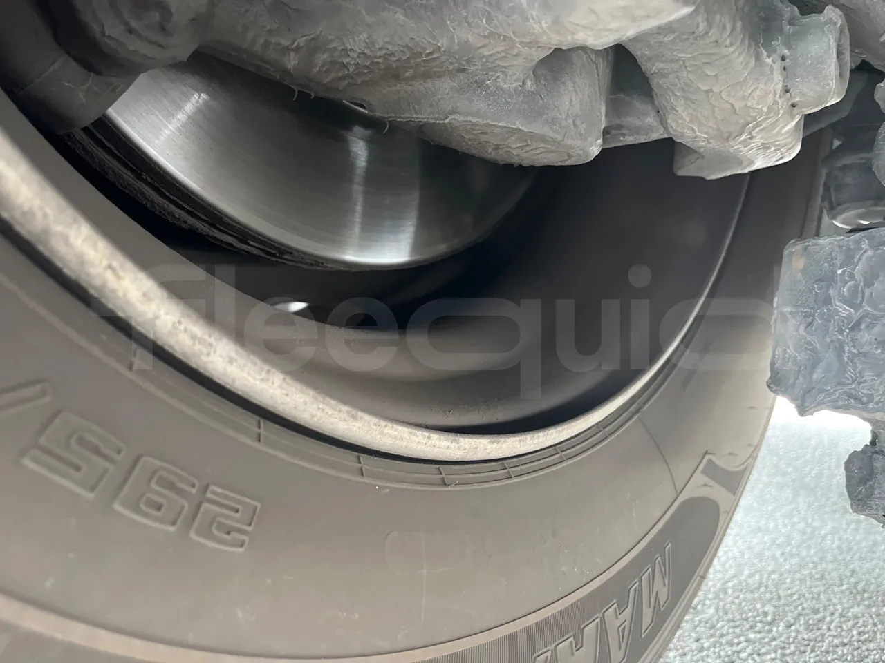 Man Lion's Coach B200746006/ Euro 6 - 338 Kw - 12 Mt - front discs left