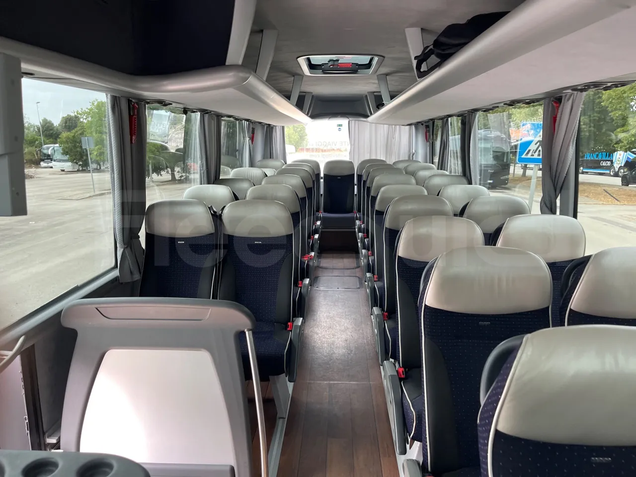 Man Lion's Coach B200746006/ Euro 6 - 338 Kw - 12 Mt - reverse view middle aisle