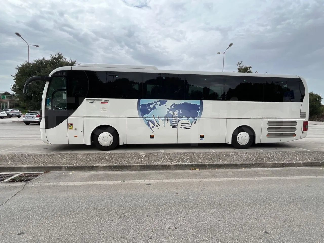Man Lion's Coach B200746006/ Euro 6 - 338 Kw - 12 Mt - left side photo