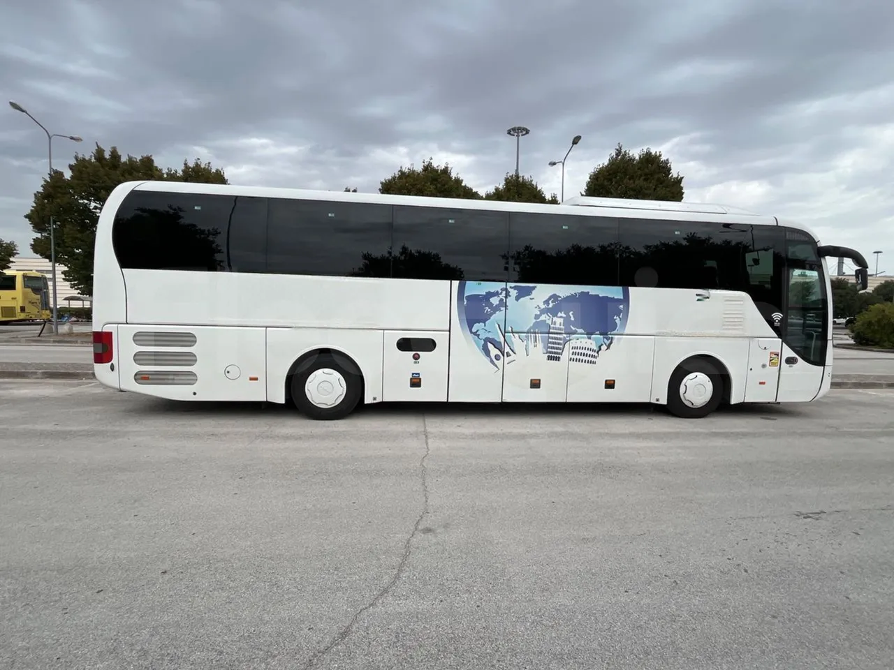 Man Lion's Coach B200746006/ Euro 6 - 338 Kw - 12 Mt - right side doors closed