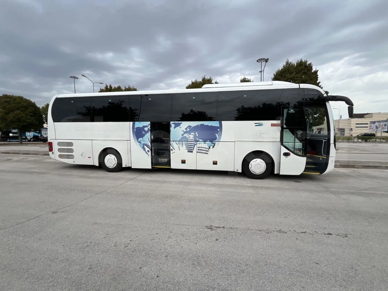 Man Lion's Coach B200746006/ Euro 6 - 338 Kw - 12 Mt - right side doors open