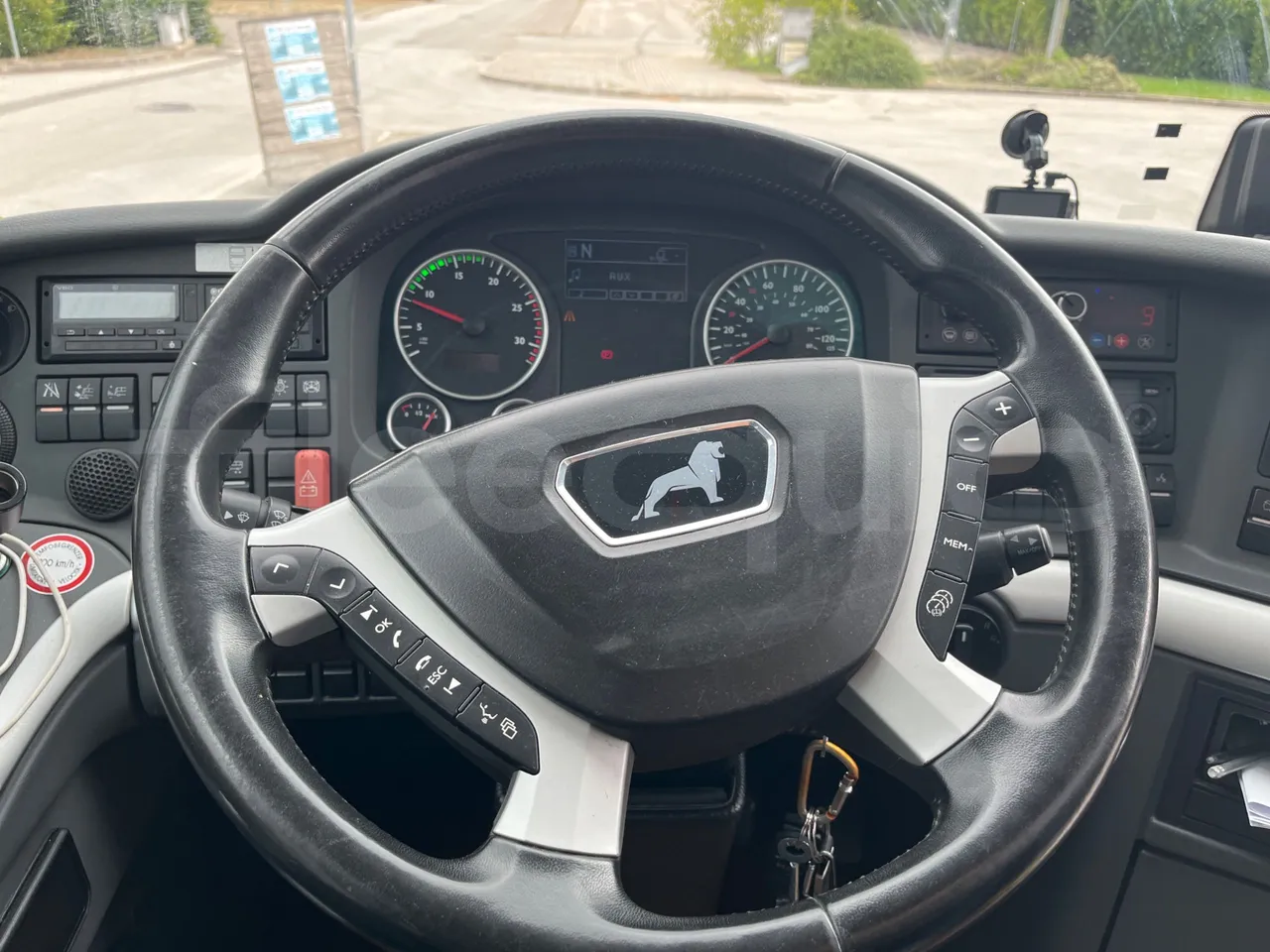 Man Lion's Coach B200746006/ Euro 6 - 338 Kw - 12 Mt - steering wheel photo