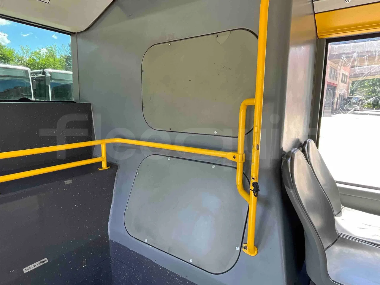 Mercedes-Benz Citaro G - floor hatches photo