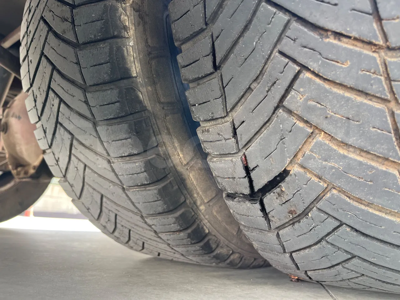 Iveco Daily 65C15 -EUR3 -107kW -7m Abicar - tread condition third axle tires left