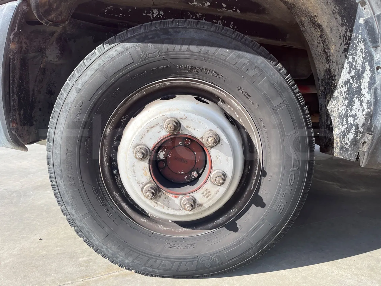 Iveco Daily 65C15 -EUR3 -107kW -7m Abicar - front left tire measurements