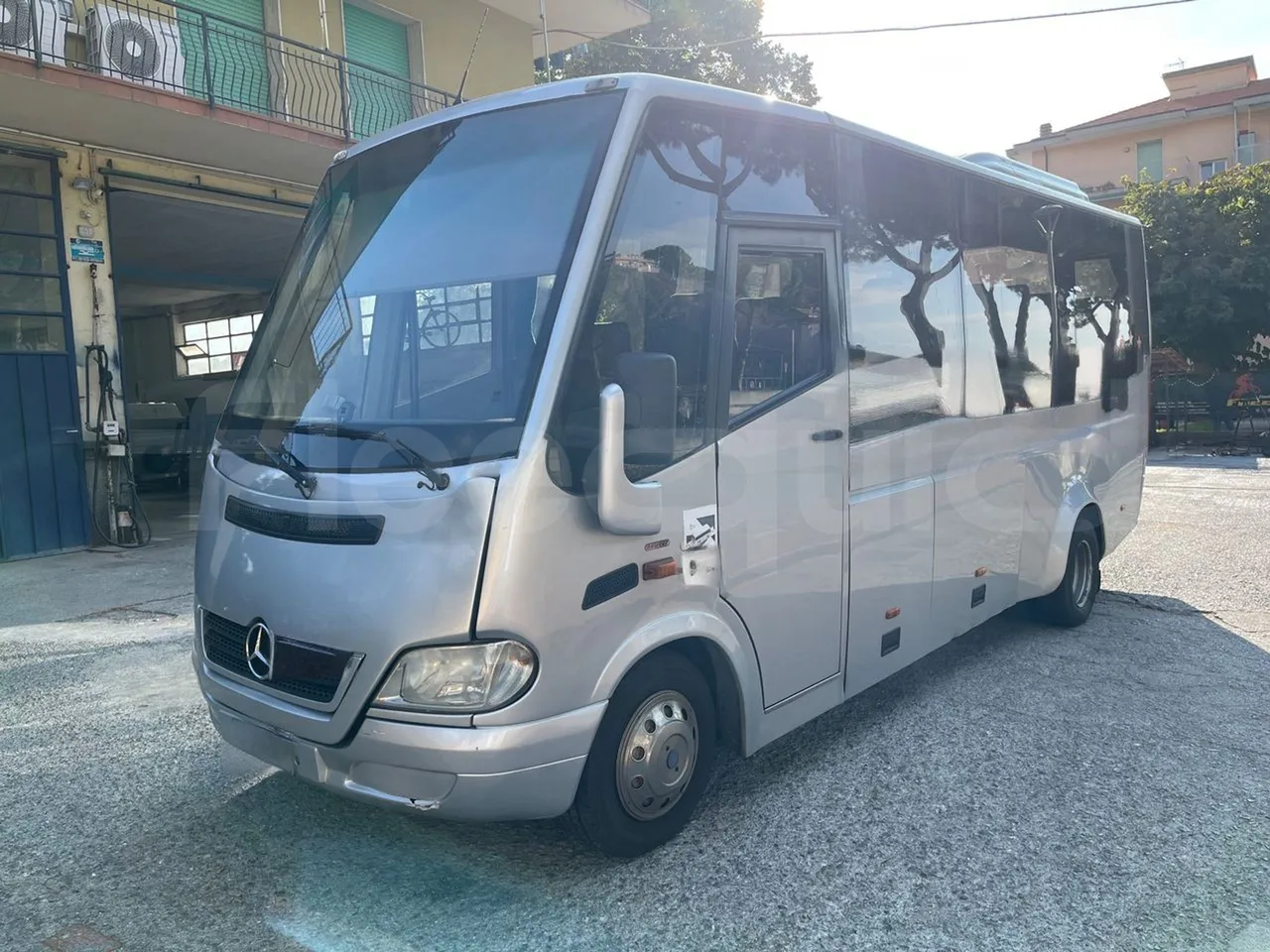 Mercedes-Benz Ibis 616 CDI/ Euro 3 -115 Kw - 7 Mt - 3/4 front left