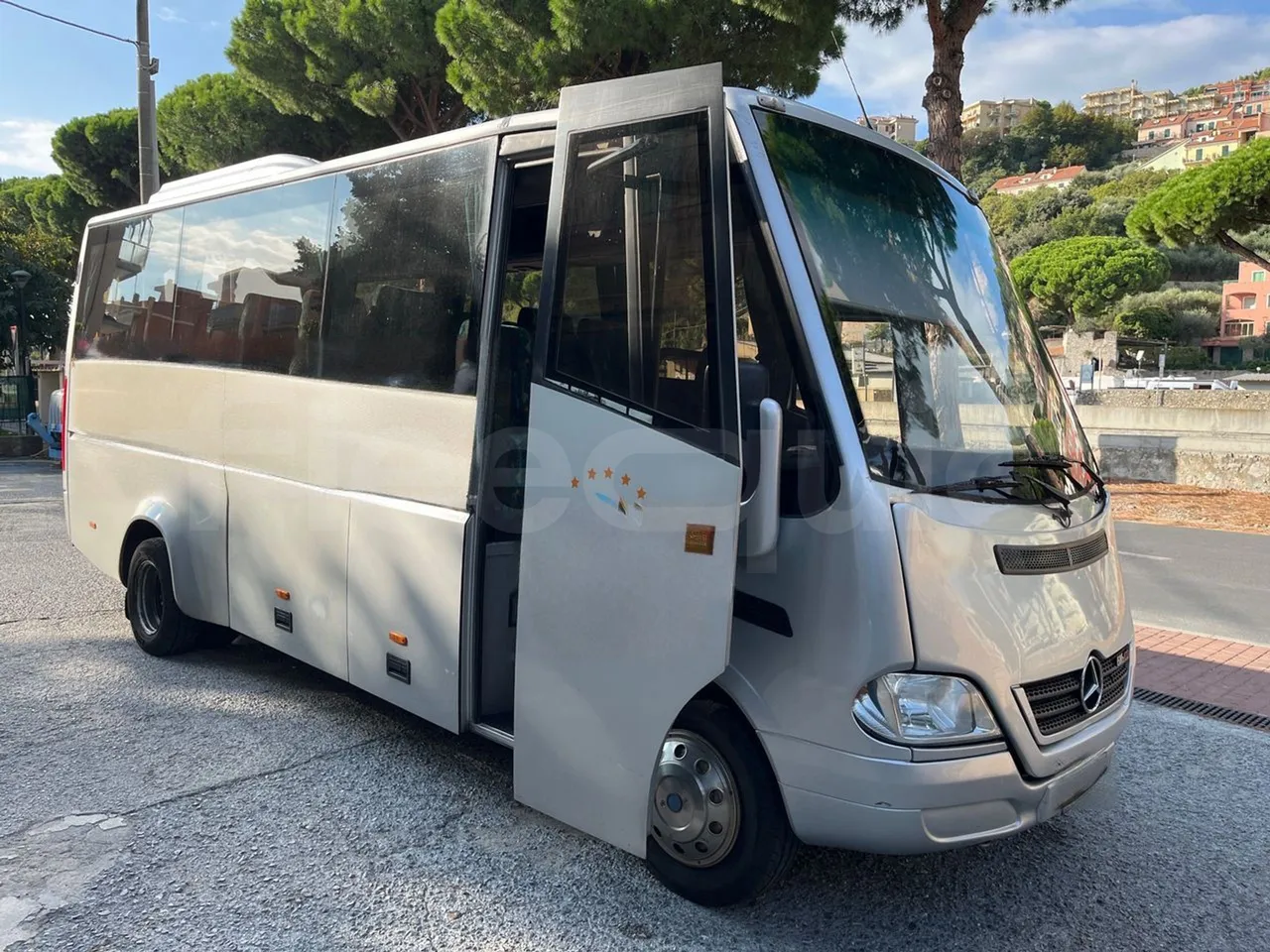 Mercedes-Benz Ibis 616 CDI/ Euro 3 -115 Kw - 7 Mt - 3/4 right front doors open