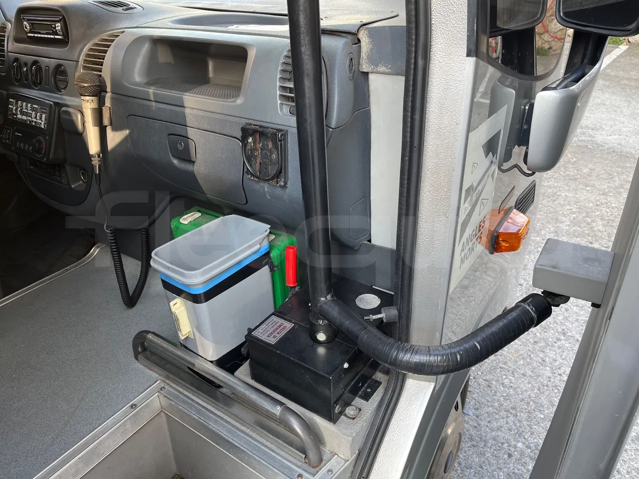 Mercedes-Benz Ibis 616 CDI/ Euro 3 -115 Kw - 7 Mt - door mechanism photo