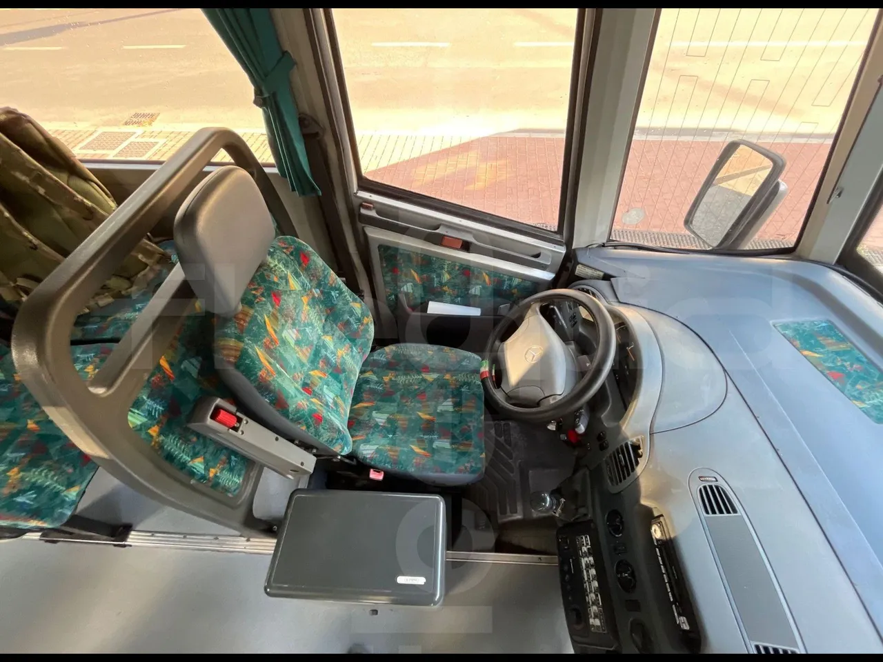 Mercedes-Benz Ibis 616 CDI/ Euro 3 -115 Kw - 7 Mt - driver's seat photo