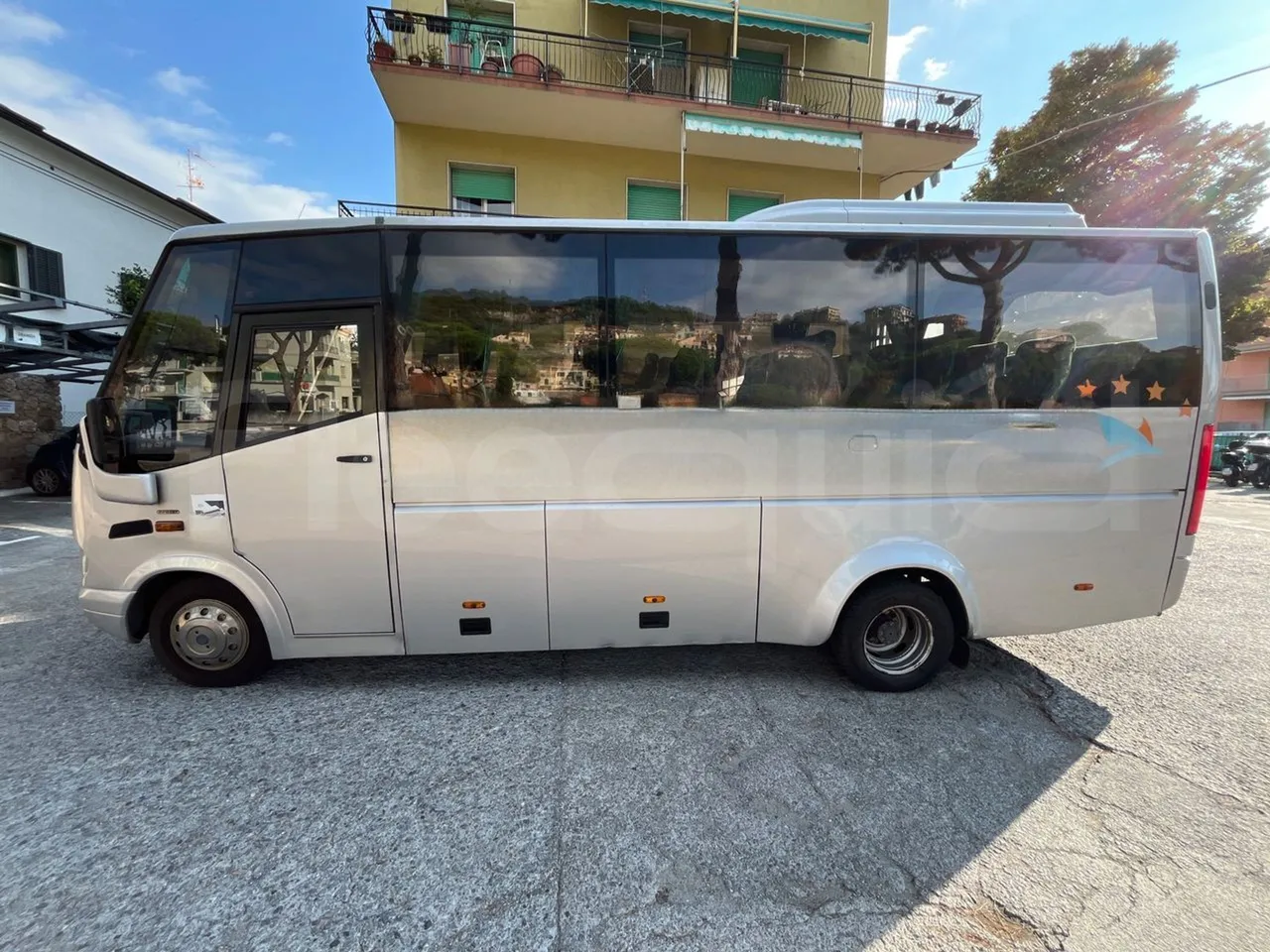 Mercedes-Benz Ibis 616 CDI/ Euro 3 -115 Kw - 7 Mt - left side photo