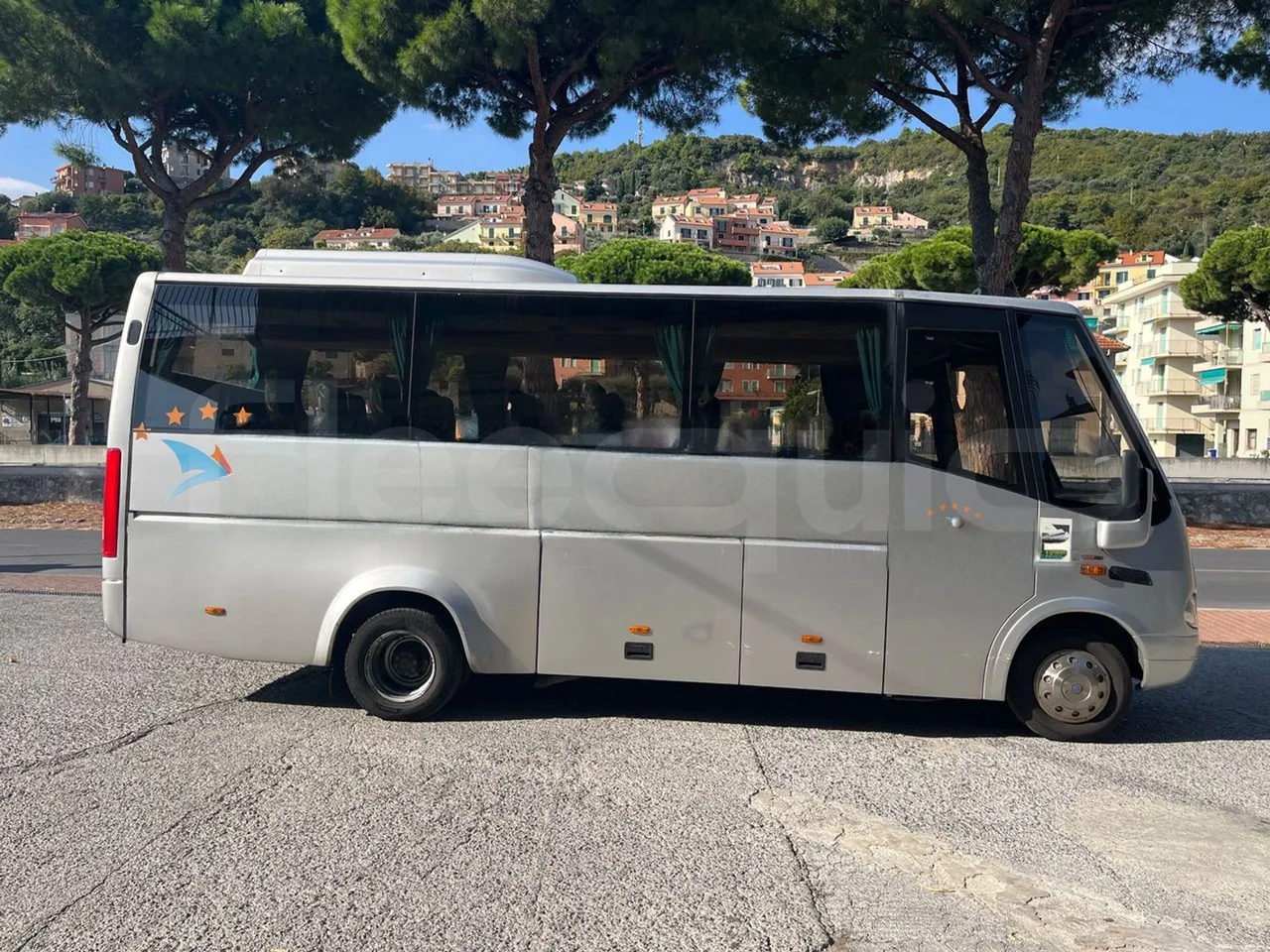 Mercedes-Benz Ibis 616 CDI/ Euro 3 -115 Kw - 7 Mt - right side doors closed