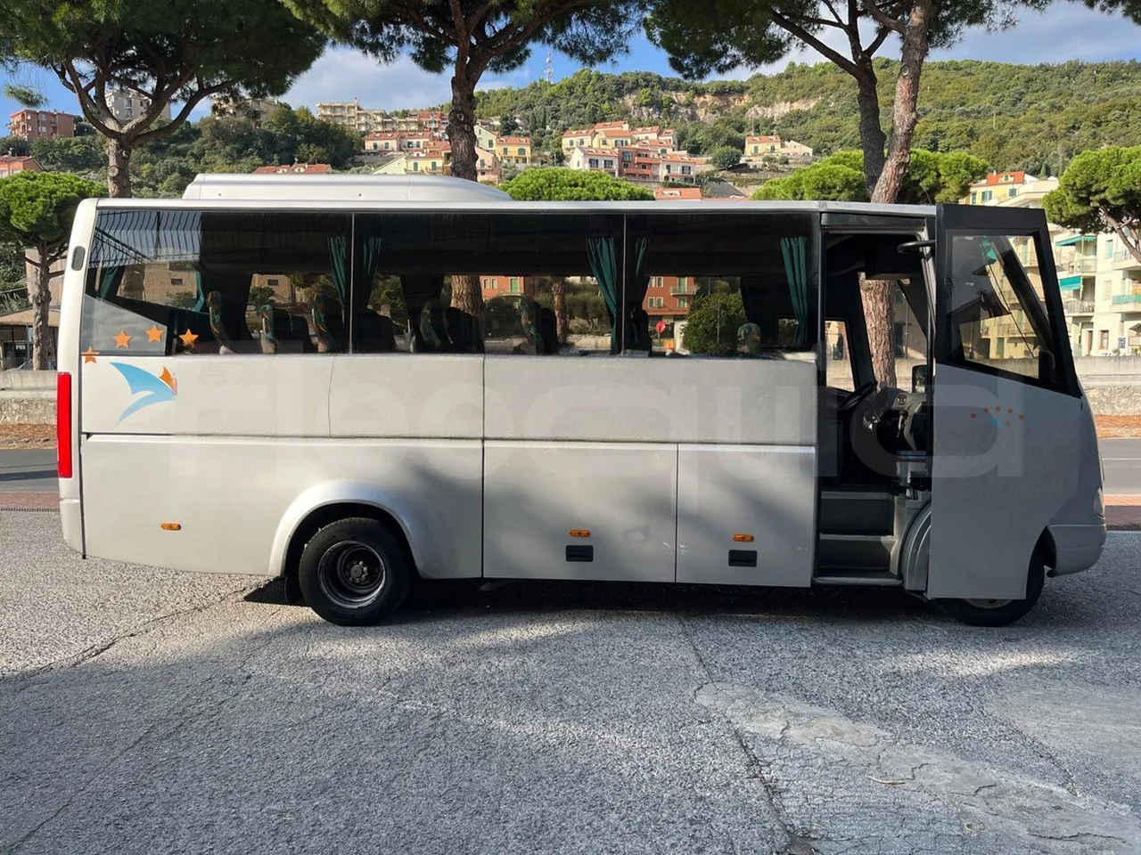 Mercedes-Benz Ibis 616 CDI/ Euro 3 -115 Kw - 7 Mt - right side doors open