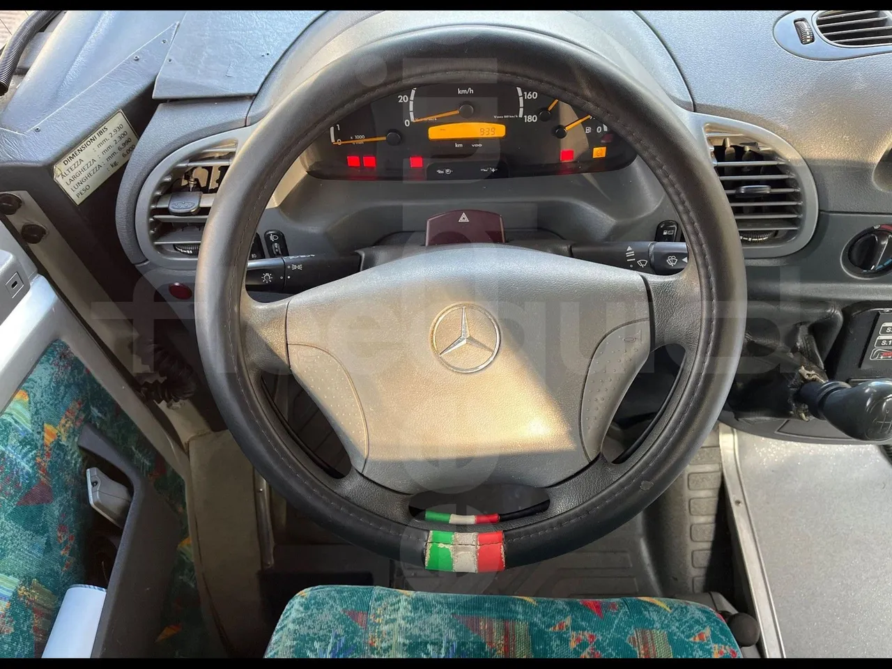 Mercedes-Benz Ibis 616 CDI/ Euro 3 -115 Kw - 7 Mt - steering wheel photo