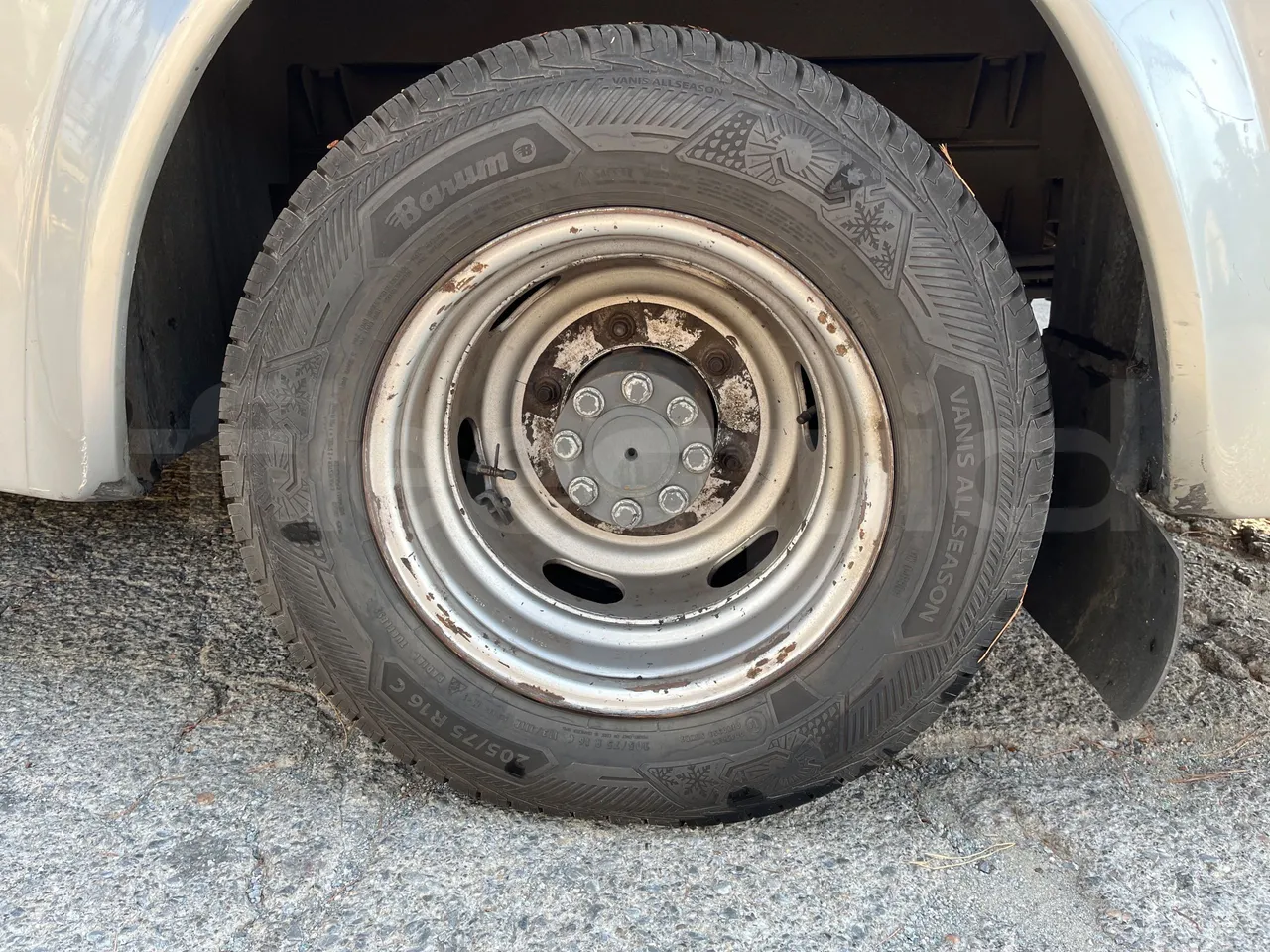 Mercedes-Benz Ibis 616 CDI/ Euro 3 -115 Kw - 7 Mt - rear left tire photo