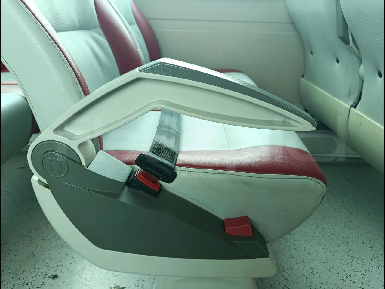 Man TITANIUM 18.480 RATIO/EURO4-353KW-12.2MT - armrest detail photo